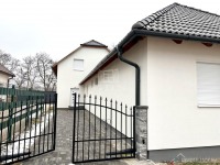 Eladó családi ház Komárom Újépítésű kertkapcsolatos lakás