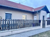 Eladó  Szigetújfalu Fő út